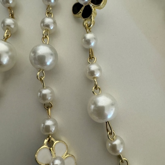 Layered Pearl Chanel-style necklace with Camellia flower embellishments - Picture 6 of 6